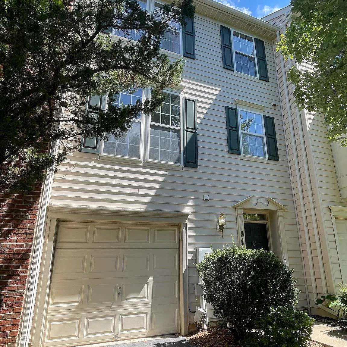 3 bed, 2.5 bath, 2640 sqft, $2,850 — Photo 1