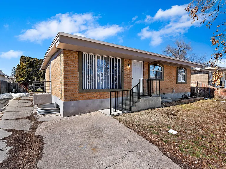 443 N Dorothea Way — Photo 2