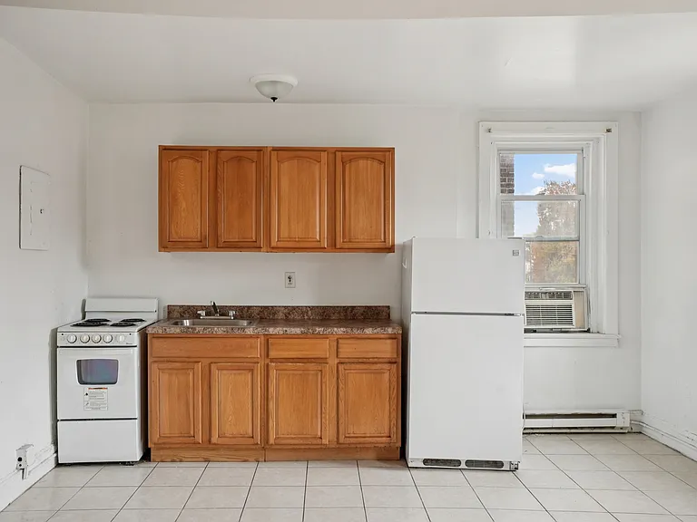 Kings Manor Apartments — Photo 27