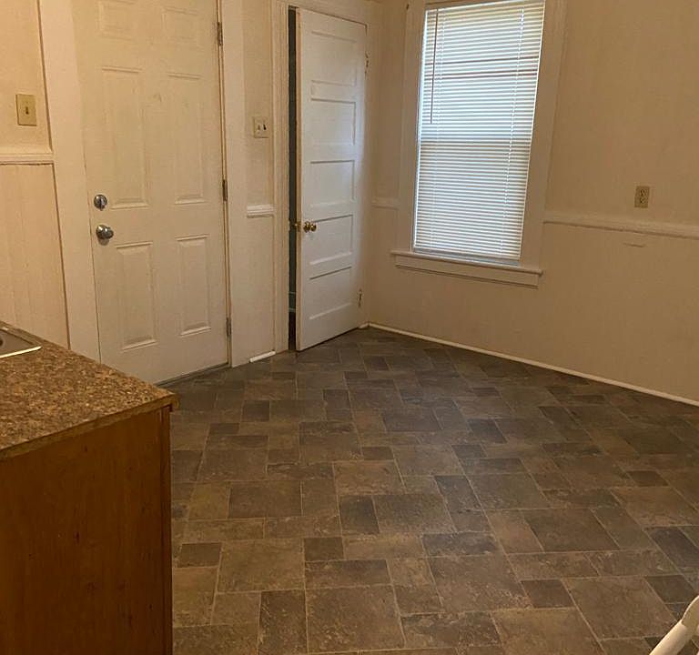eat-in kitchen