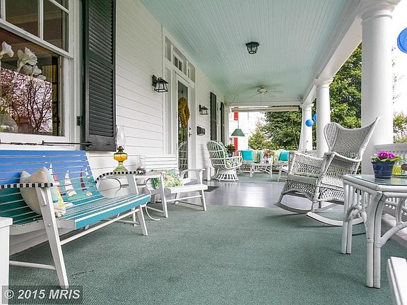 Expansive Front porch: dinner party, anyone?