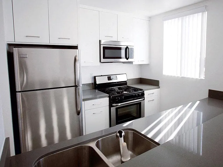 1820 Whitley — Photo 9