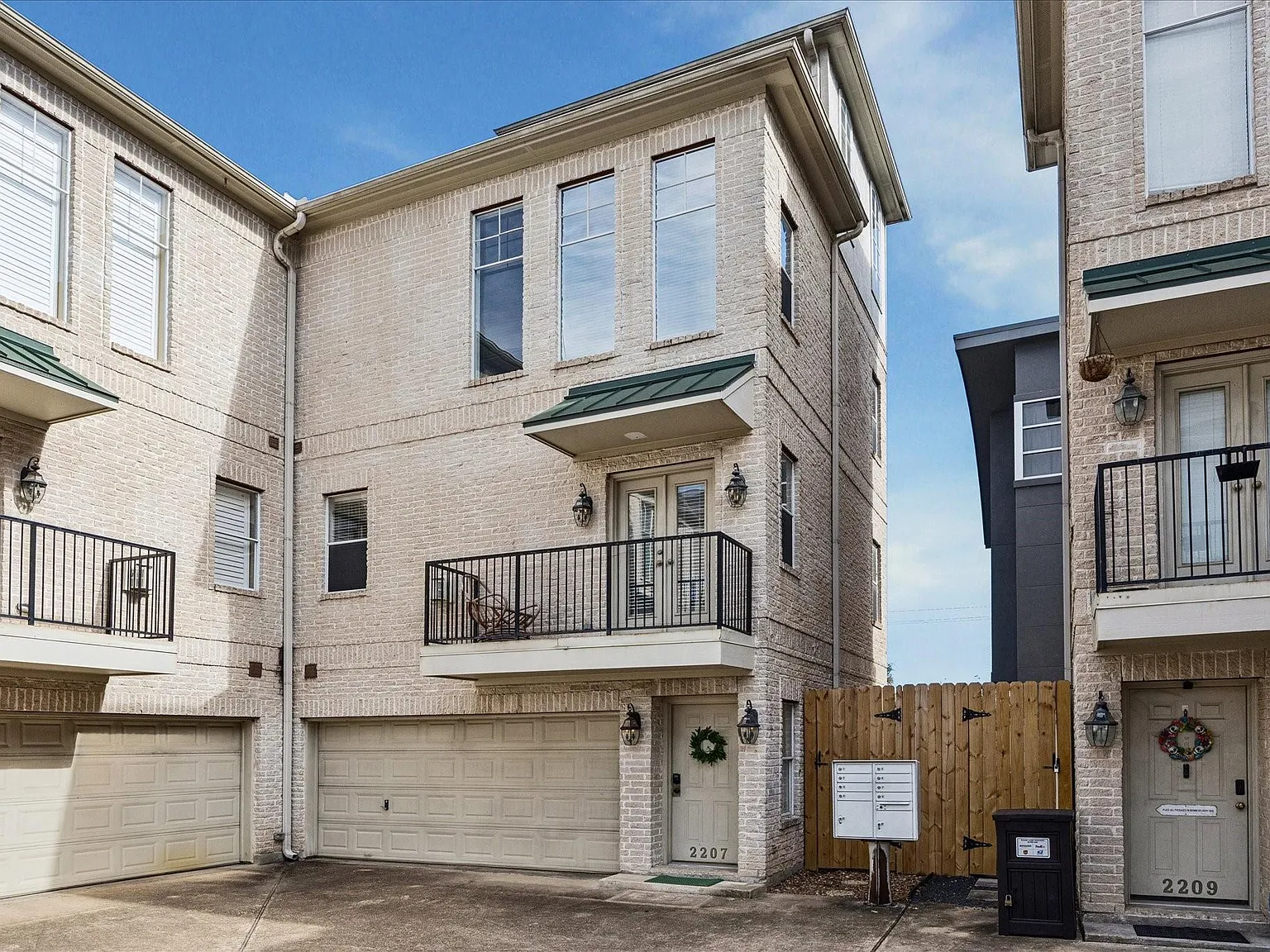 2 bed, 2.5 bath, 2318 sqft, $2,550 — Photo 2