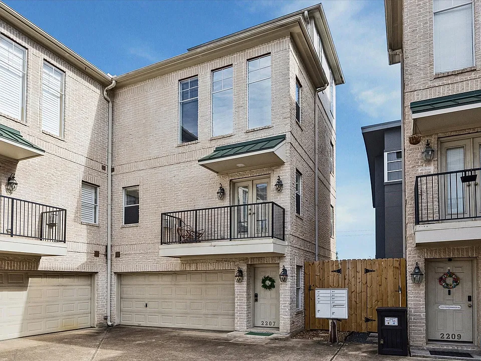 2207 Austin St