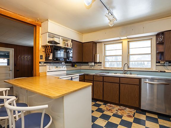 3rd image of 154 N Hemlock Ave