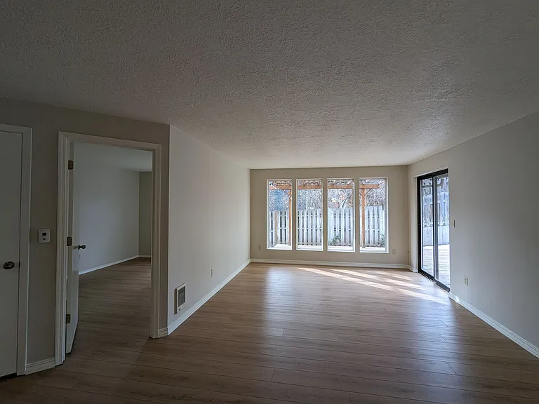 1147 NE Viking Ct — Photo 9