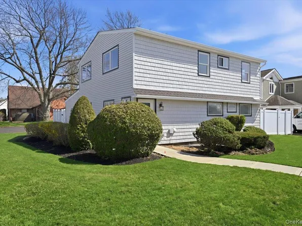 61 Gardiners Avenue, Levittown, NY 11756