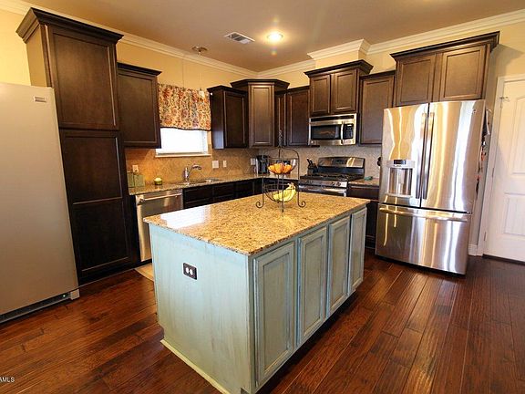 5th image of 227 Forest Grove Dr