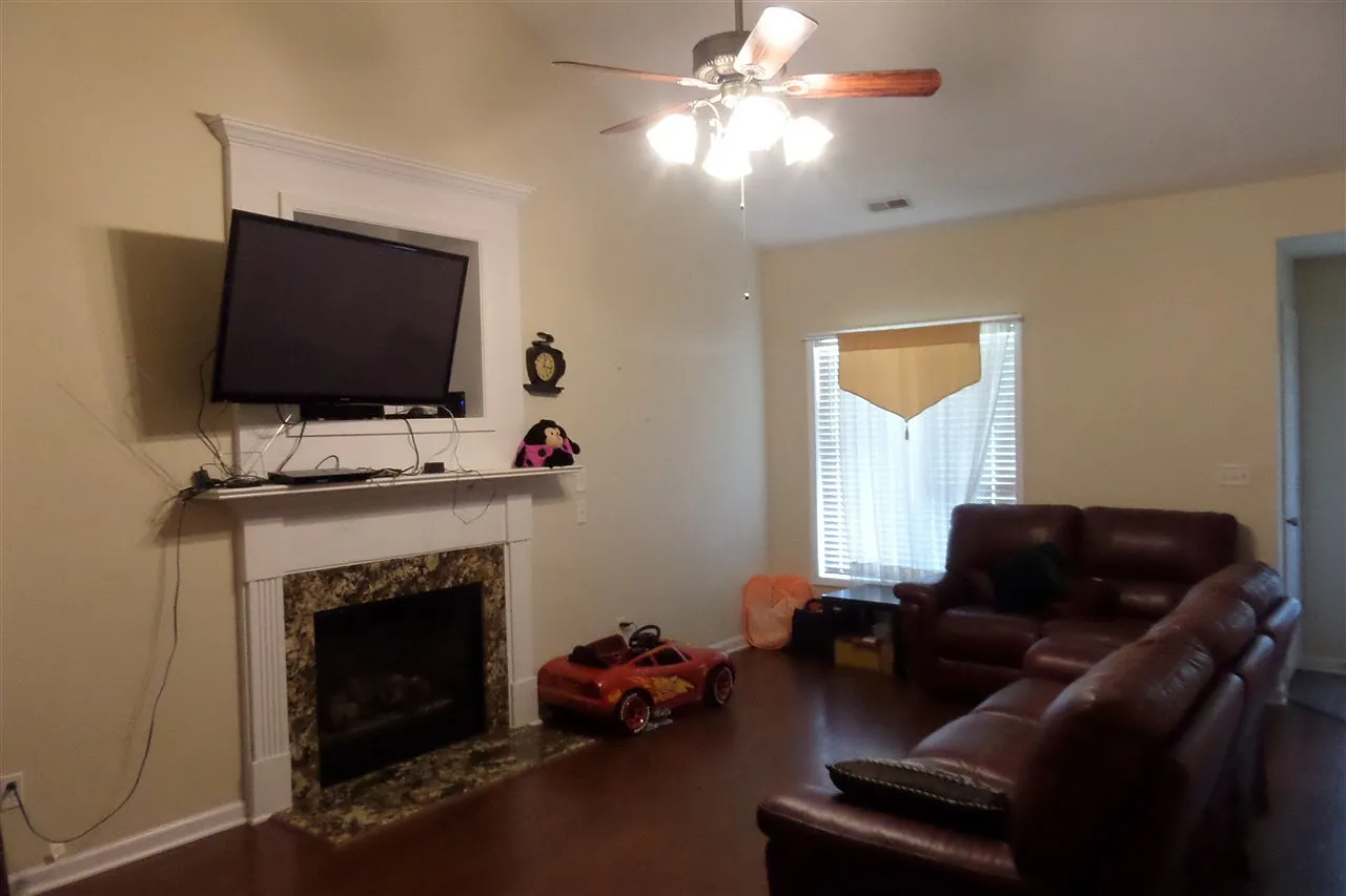 3 bed, 2.5 bath, 1560 sqft, $1,875 — Photo 4