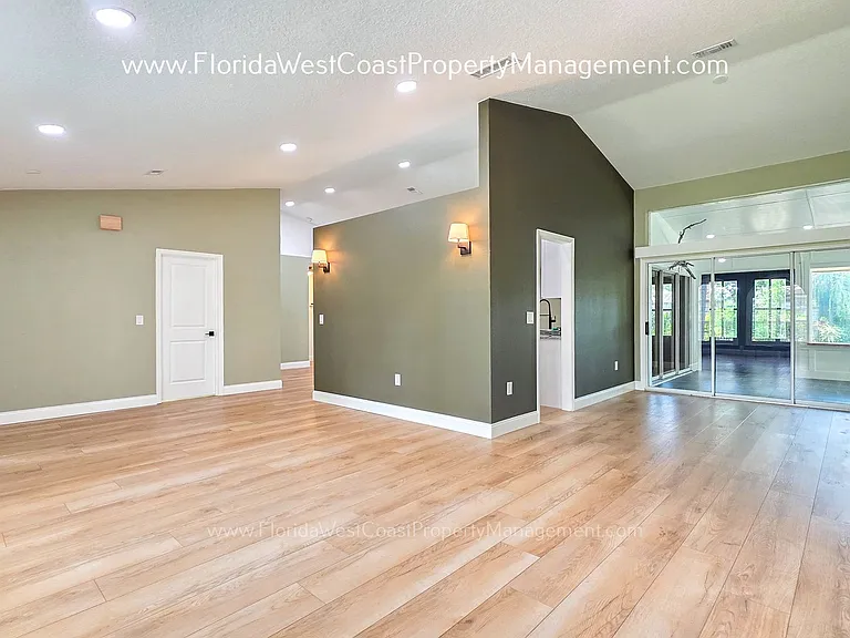 4667 Hamlets Grove Dr — Photo 12