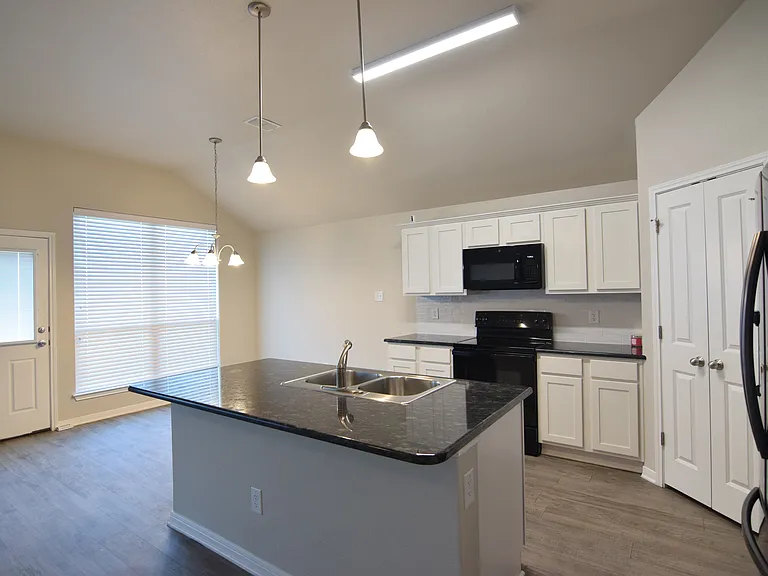 1250 Lakeway Crossing Dr — Photo 4