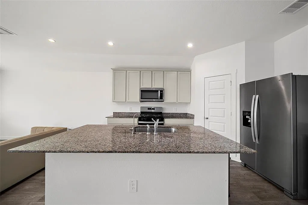 3 bed, 2.0 bath, 1818 sqft, $2,100 — Photo 4