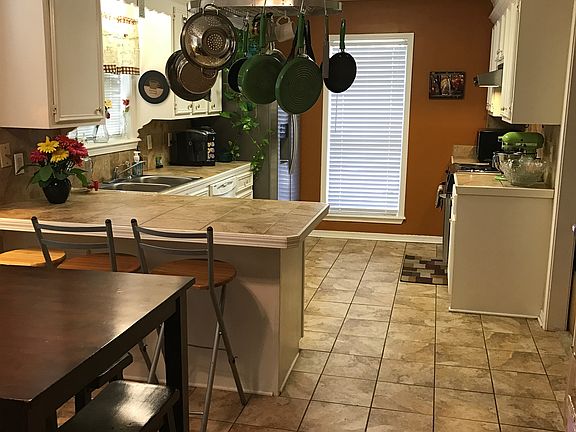 Kitchen w/ Breakfast Nook