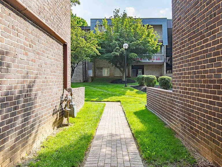29 Stonehenge Cir #2 — Photo 33