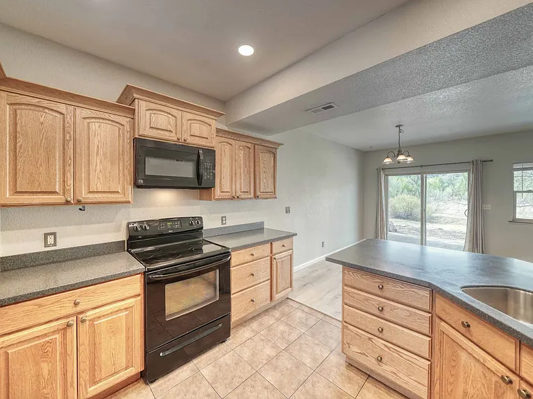 105 M And M Ln #2B — Photo 13
