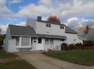 49 Spindle Rd, Hicksville, NY 11801