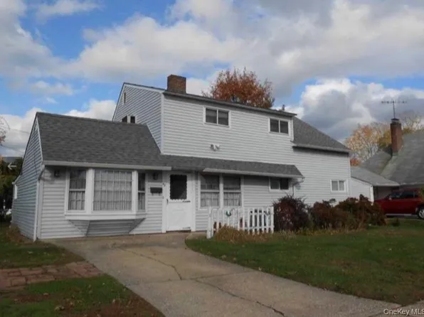 49 Spindle Road, Hicksville, NY 11801