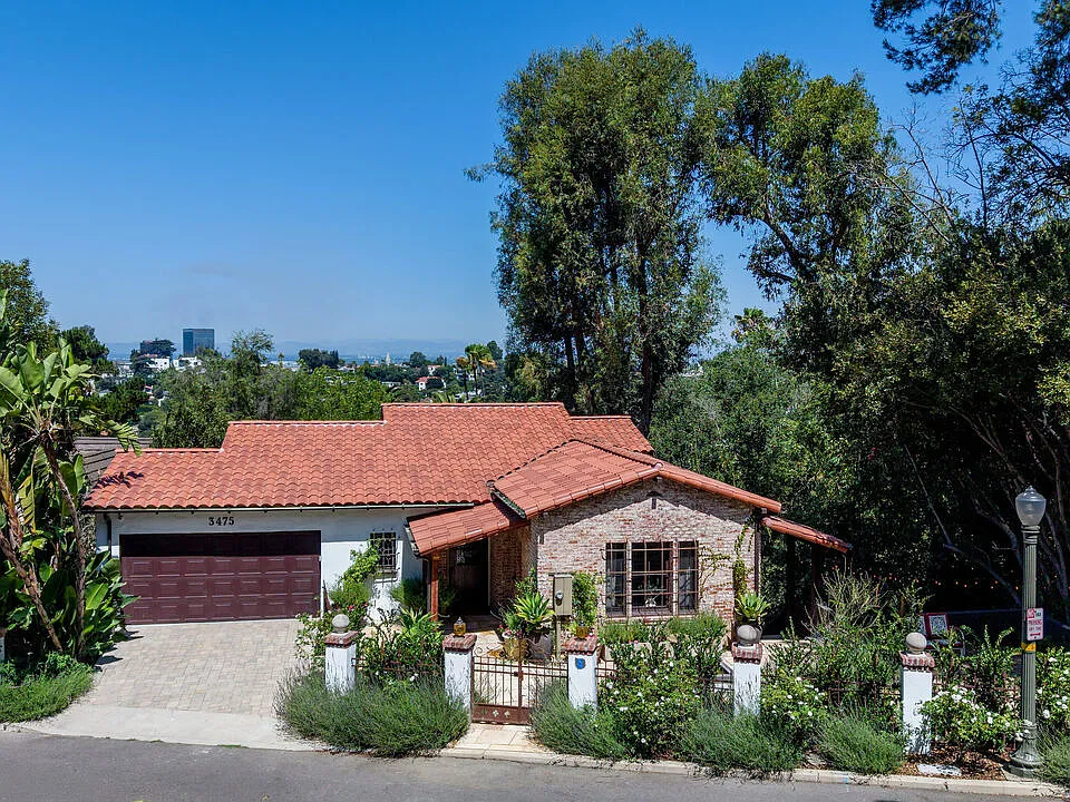 3475 N Knoll Dr