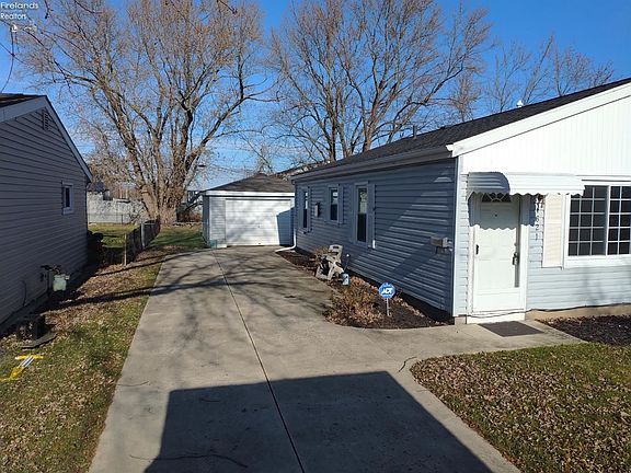 2nd image of 1621 N Larchmont Dr
