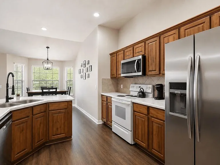 714 Newport Dr — Photo 10