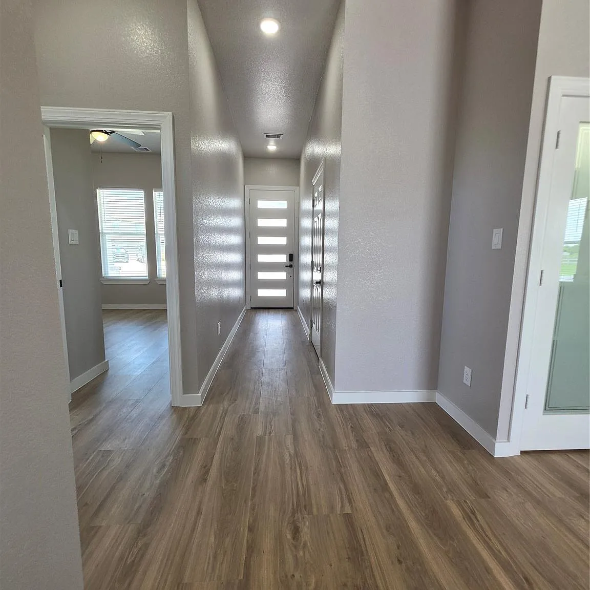 3 bed, 2.0 bath, 1450 sqft, $2,100 — Photo 2