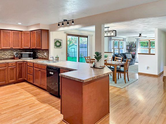 5th image of 924 Laurel Ln