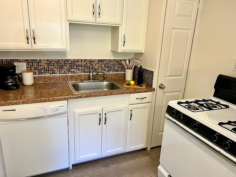 601 Middle Rd — Photo 12