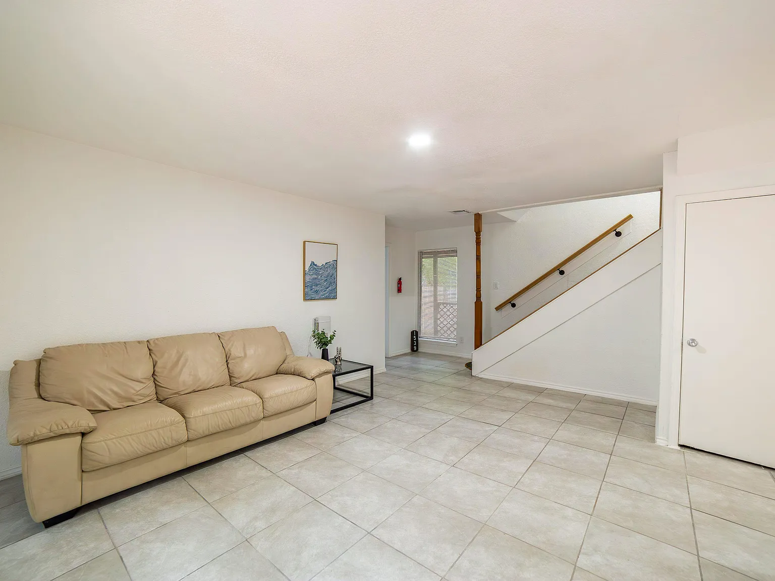4 bed, 2.0 bath, 1900 sqft, $728 — Photo 3
