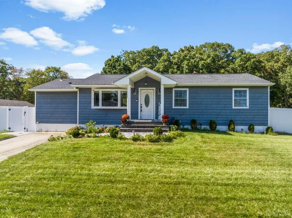 40 Woodside Dr, Howell, NJ 07731