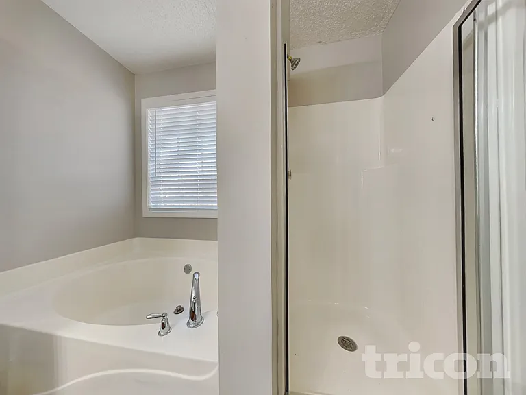 212 Revolutionary Dr — Photo 11