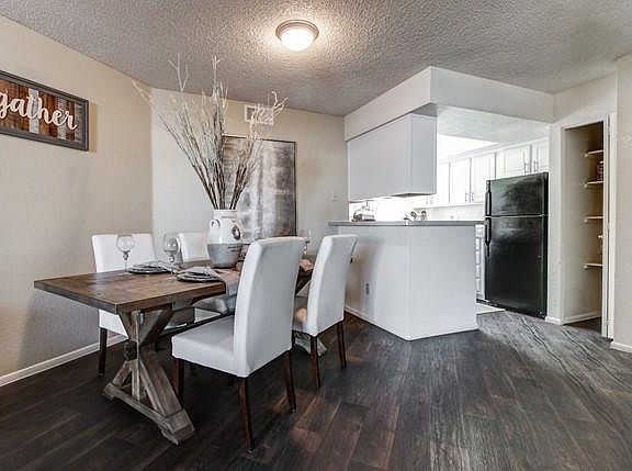 2x2 Dining area