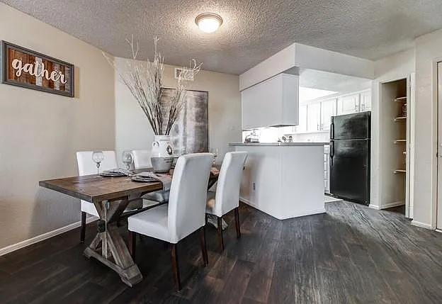2x2 Dining area