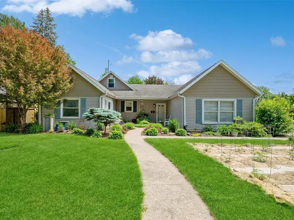 905 New St, Manchester, IA 52057