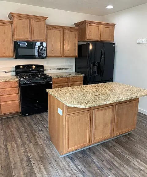 1718 NW Larch Wood Ct — Photo 3