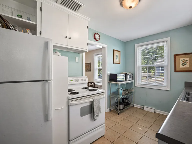 1322 Chesapeake St — Photo 3