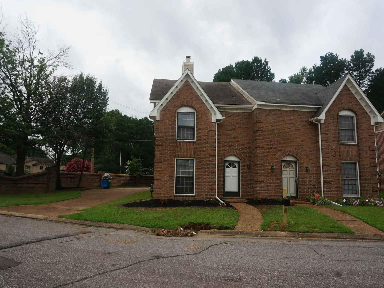 |Townhouse | 2 Bed 2.5 Bath | HOA — Photo 1