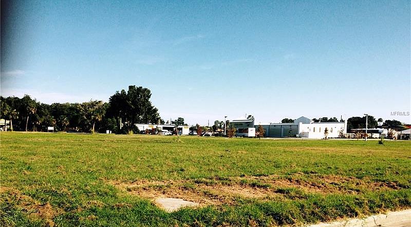1st image of 904 11th Ave W