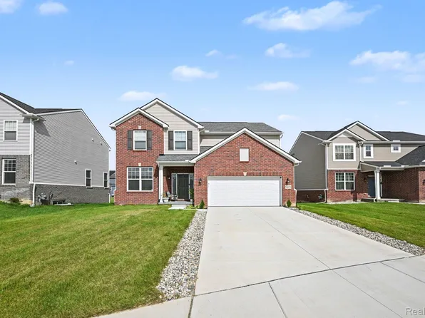 58676 Losino Dr, South Lyon, MI 48178