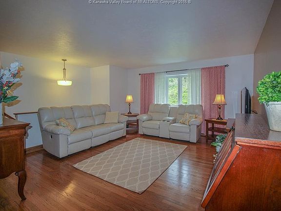 3rd image of 912 Upton Dr