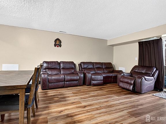 5th image of 619 Aspen Dr