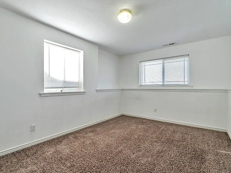 426 W 2700 S — Photo 18