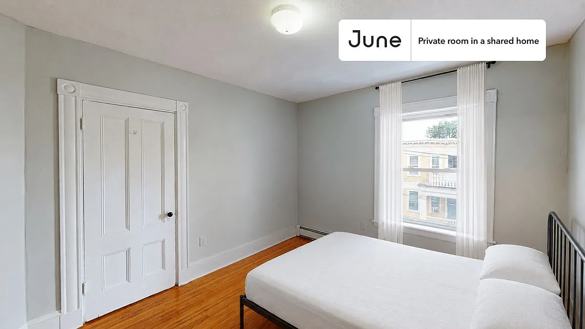 Queen bedroom in 4 bed/2 bath home in Allston #1390 D — Photo 1