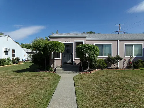 935 W Oak St Photo 1