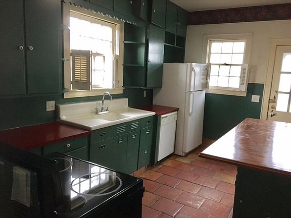 3rd image of 702 Poplar St
