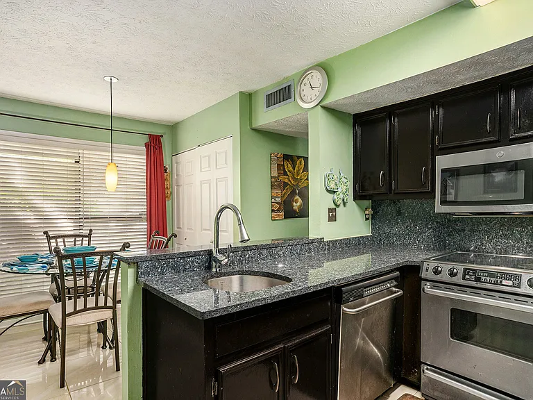 105 Governors Dr — Photo 11