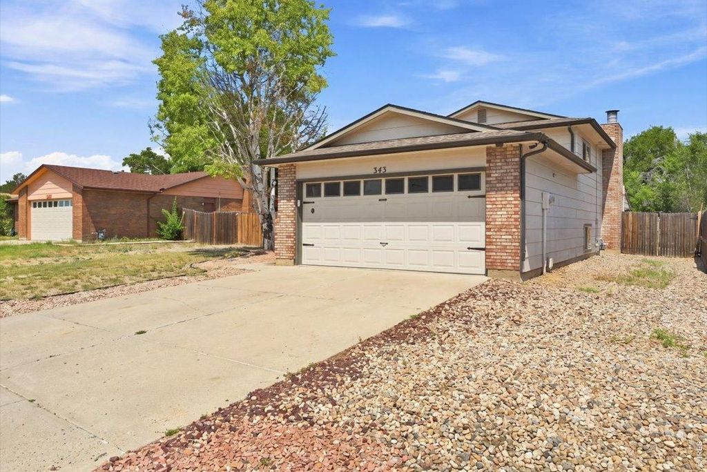 343 Hawthorn Dr