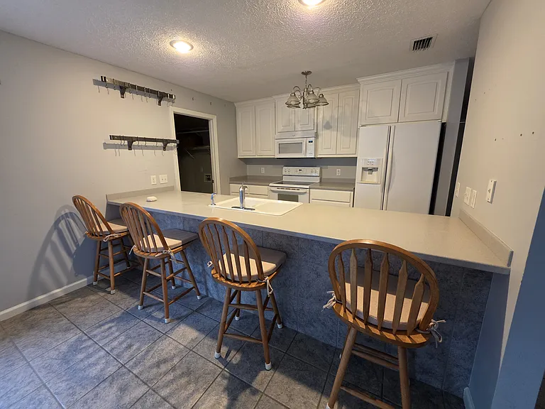 Kitchen with breakfast bar