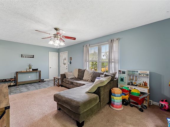 5th image of 102 Thomas Dr
