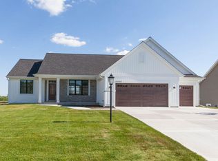 W223N4688 Seven Oaks Dr, Pewaukee, WI 53072