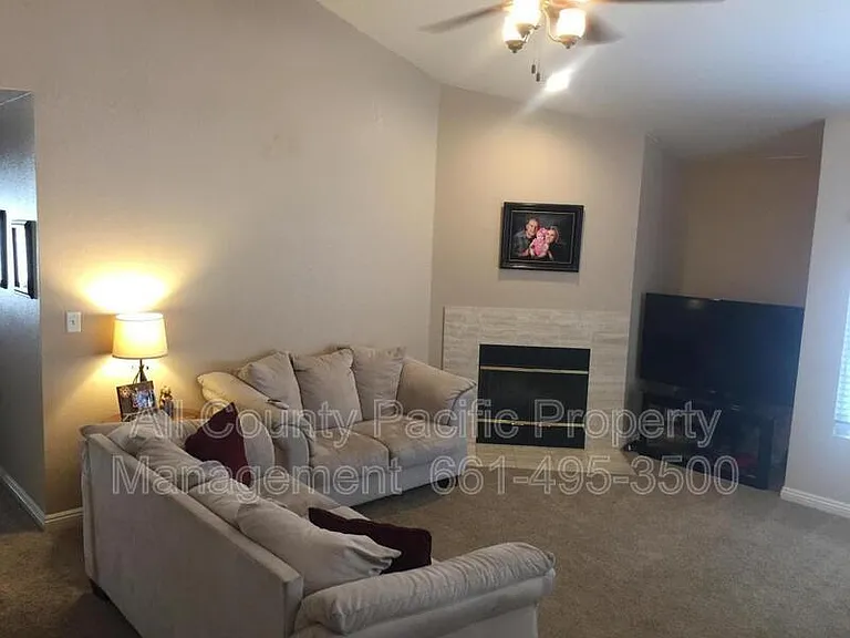 42330 Portland Ln — Photo 3
